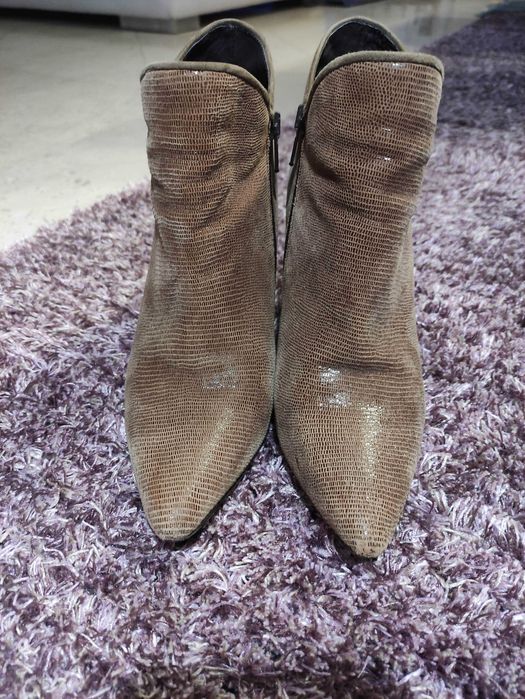 Botins beges salto alto