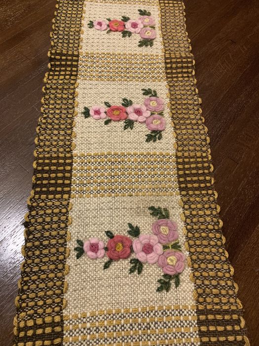 Stary wełniany bieżnik podłużny z frędzlami.