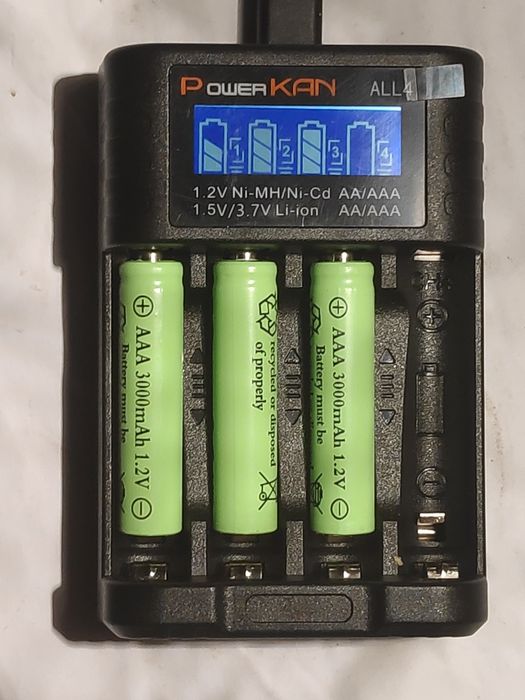 Зарядка для Ni-MH и Li-ion (1.2V/1.5V/3.7V) с LCD-экраном на 4 слота.