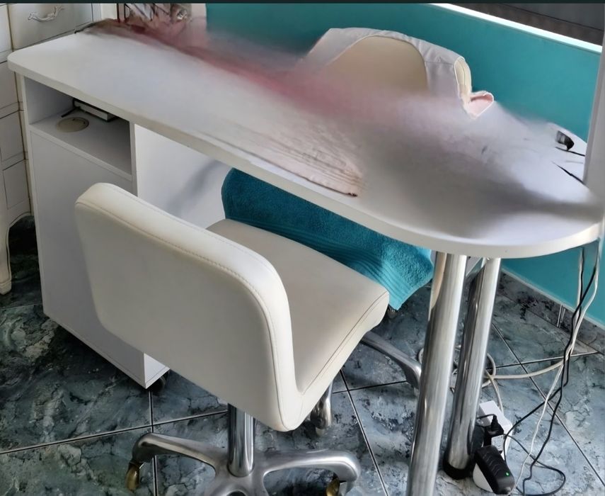 Vendo mesa de manicure com cadeiras.