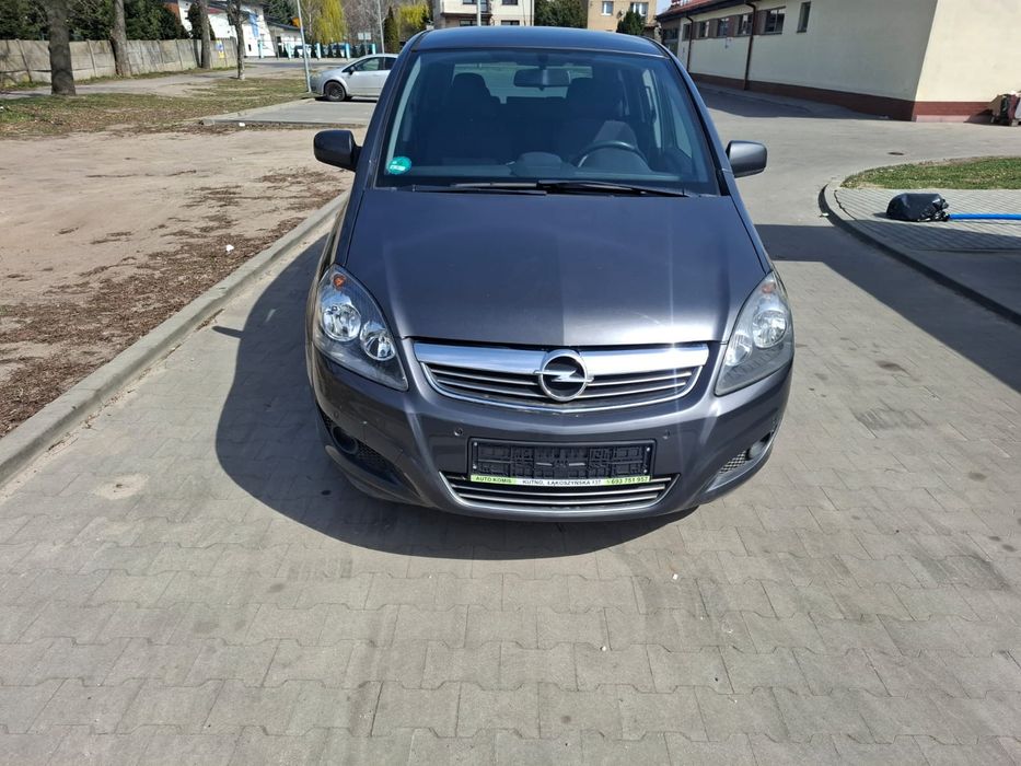 Opel Zafira 1.6 Benzyna • 2010 • 7 osób • Zadbana