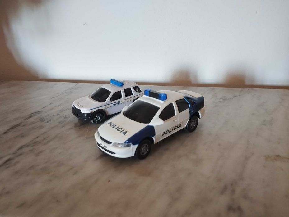 2 carros da polícia.