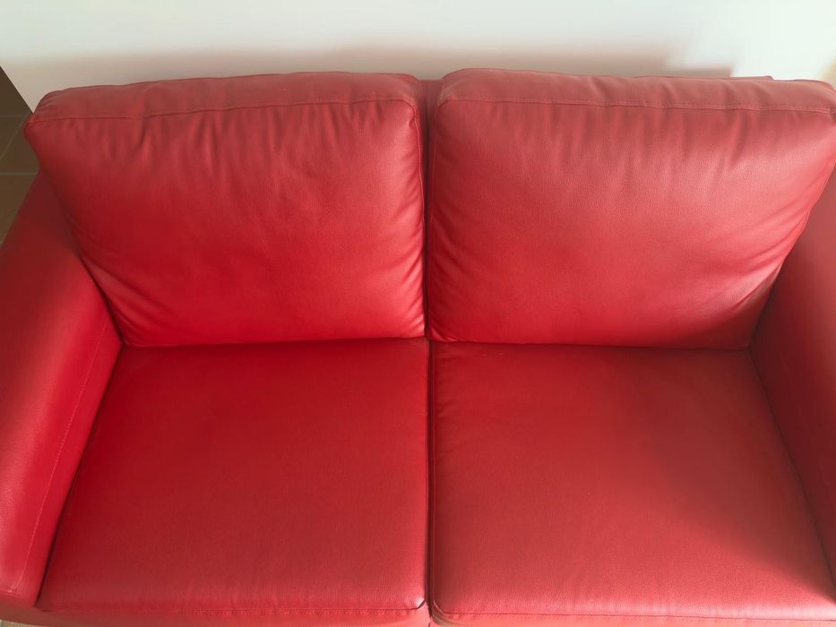 Sofá de pele de cor vermelho