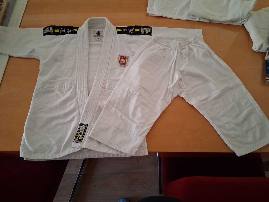 Fatos de judo criança + Cintos - ÓTIMO ESTADO