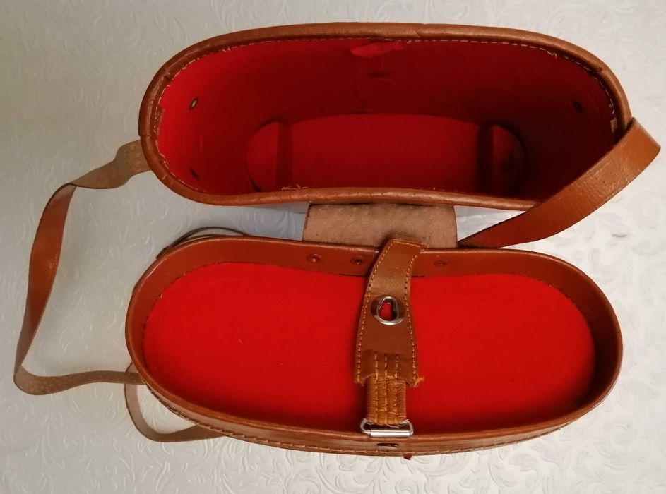 Binóculos com bolsa de transporte.