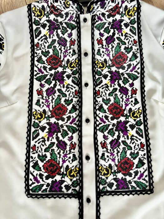 Стильна жіноча вишиванка