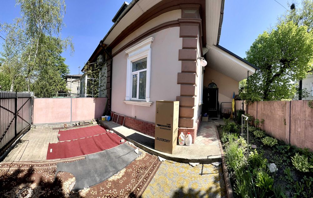 Напів-особняк в престижній центральній локації. Без тварин.