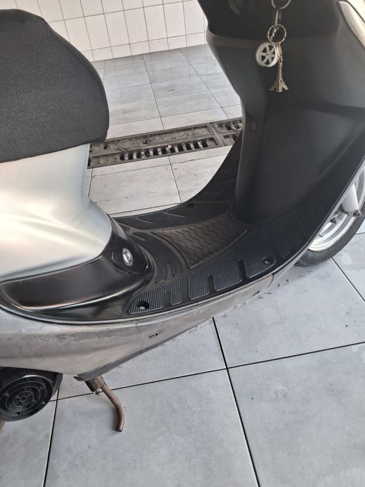 Хонда діо 35 в хорошем состоянии . Заводится со стартера и лапки.