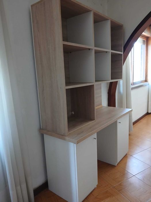 movel de televisão com 2 portas e prateleiras