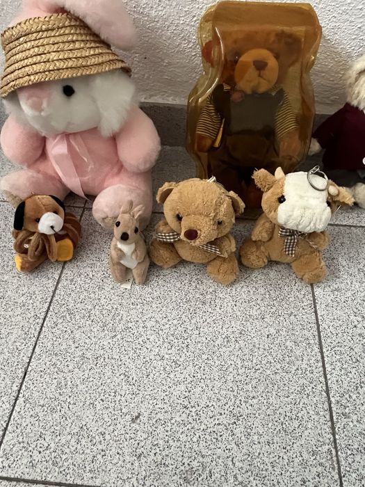 9 Peluches ( bonecos, porta chaves)