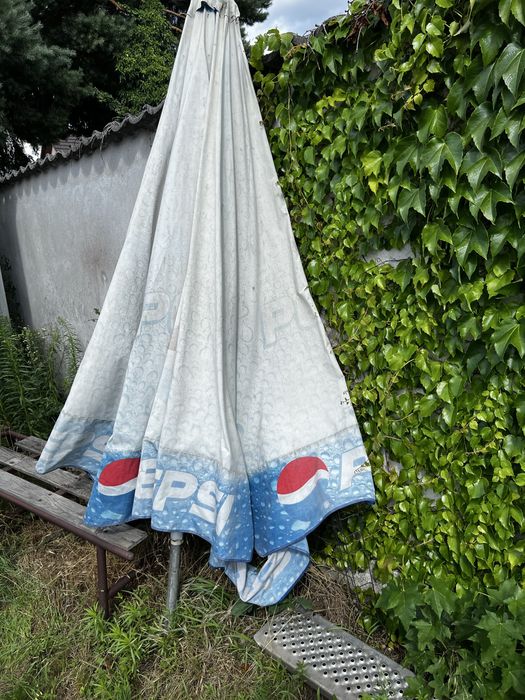 Parasol ogrodowy  duzy z podstawą. betonową  pepsi 4m