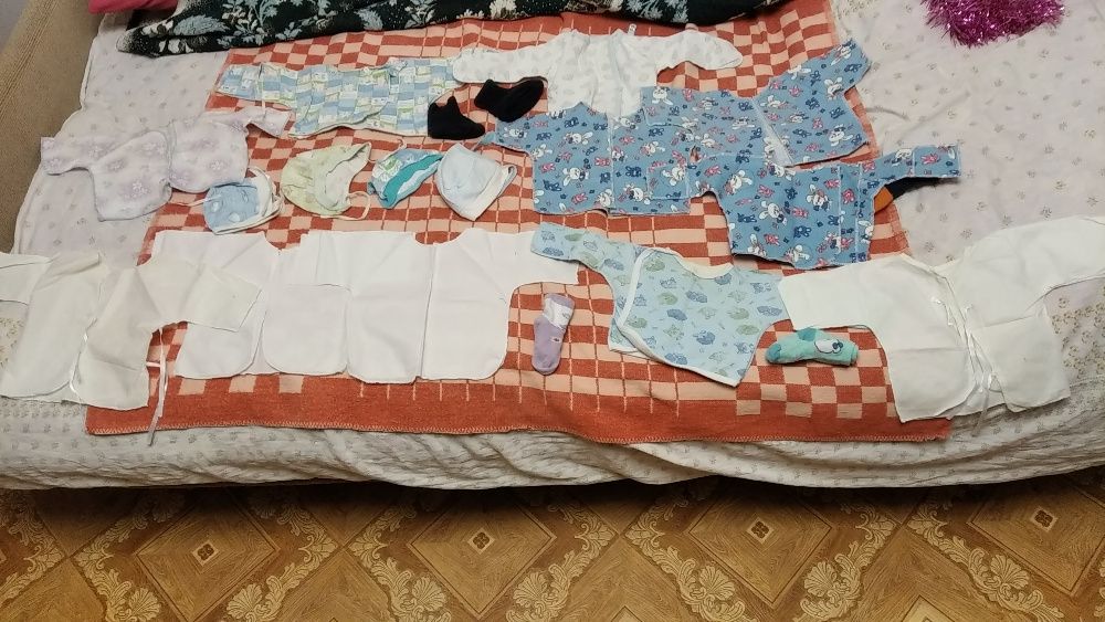 Костюм, шапочки, пинетки, распашонки новые, для новорожденных, роддом