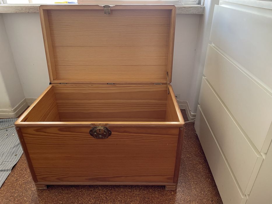 Baú em pinho envernizado