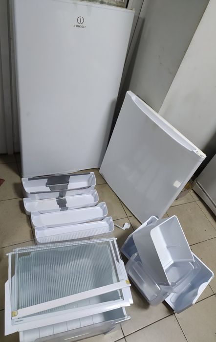 С холодильника Indesit дверцы полки