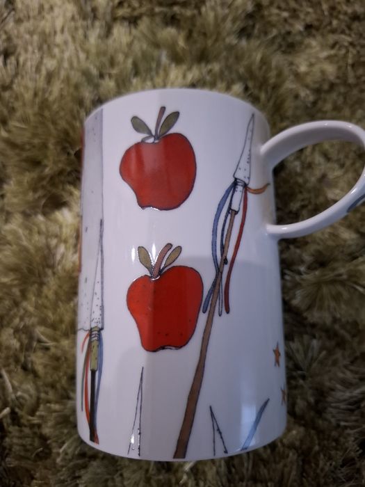 Caneca de porcelana da coleção Vimaranes da Vista Alegre. 
A coleção f