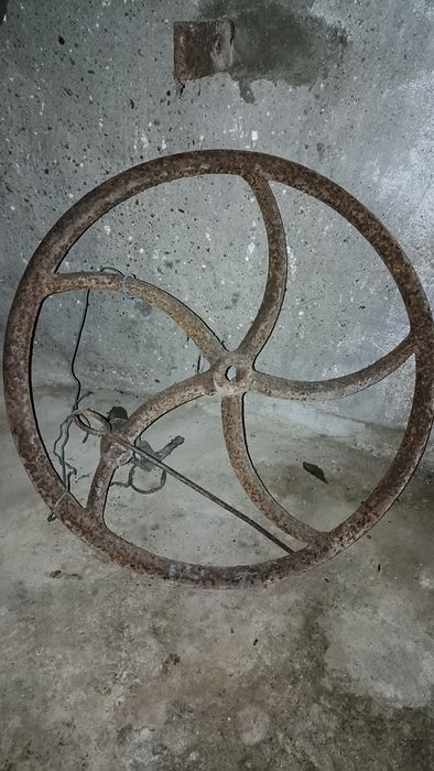 Esmagador de uvas antigo com motor