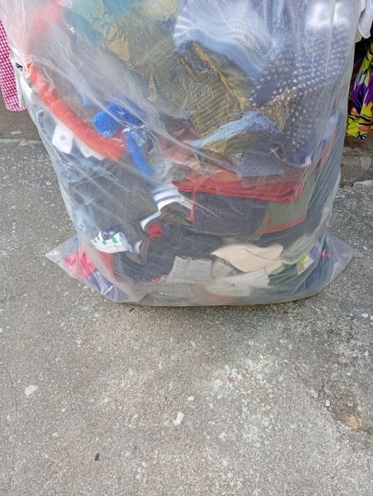 Saco com mais de 100 peças, roupa semi nova de menino 2/ 4 anos