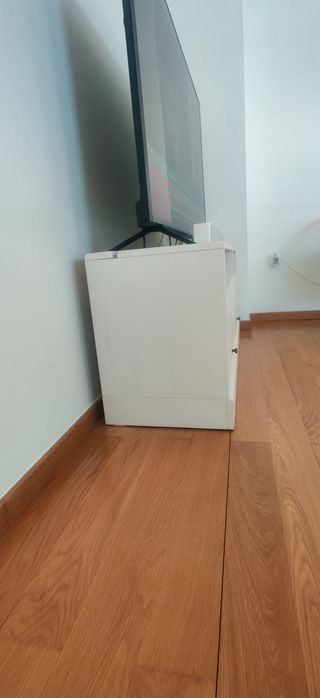 Móvel de TV grande com arrumação para fiação