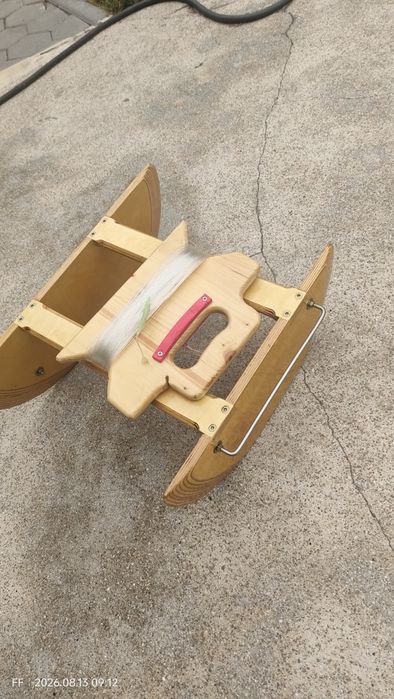 Barquinho divergente para pesca apeada