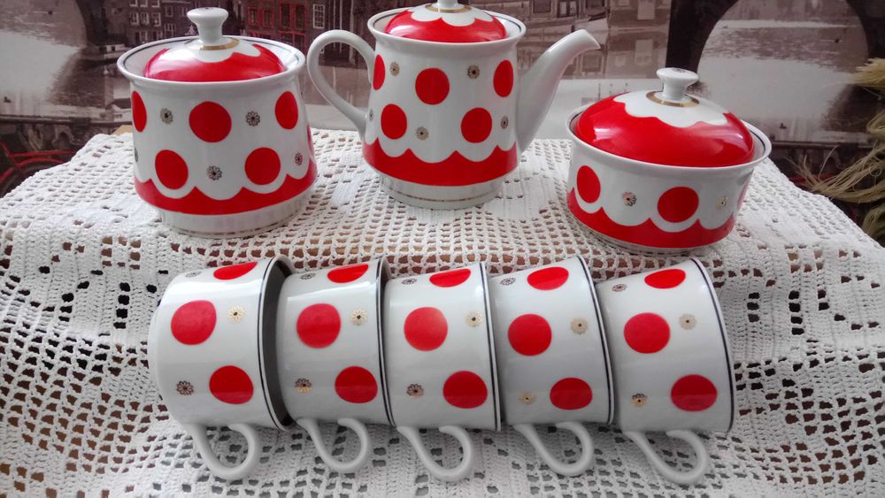 Фарфоровая посуда "Горох"(чайнички, сахарницы, чашки).