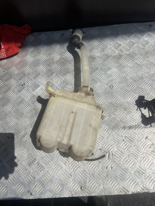 Бачок омывателя в сборе Toyota Isis Platana 2006