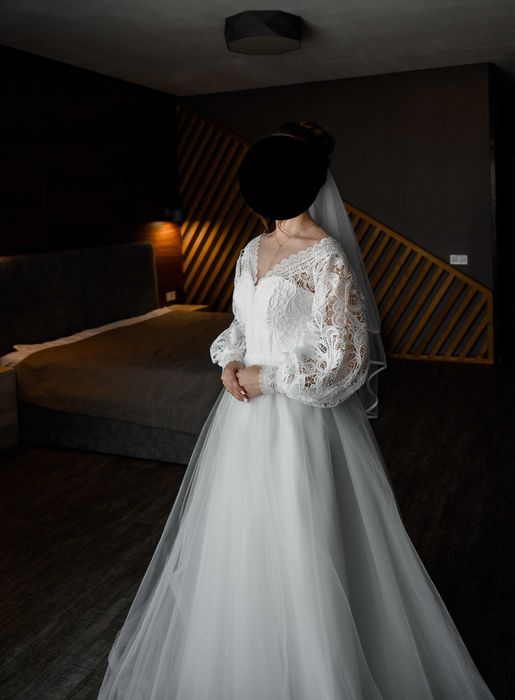 Весільна сукня з мереживними рукавами