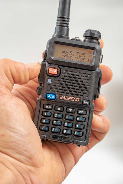 Walkie Talkie Baofeng UV-5RX 5W tribanda