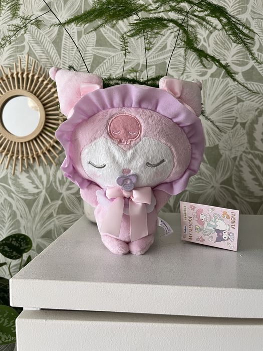 Pluszak Kuromi ze smoczkiem Sanrio