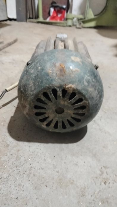 Електродвигуни різної потужності.