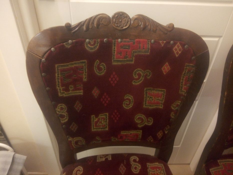 Два крісла різблені