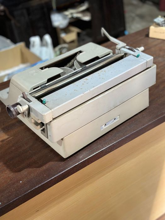 Máquina de Escrever Profissional Olivetti Linea 88