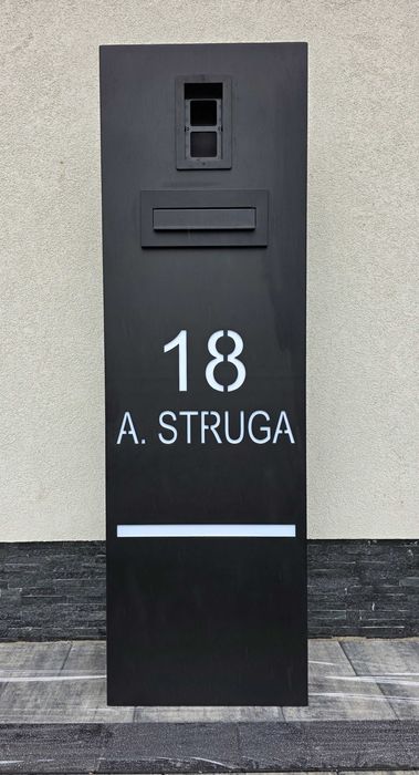 Nowoczesny słupek multimedialny z Twoim numerem domu