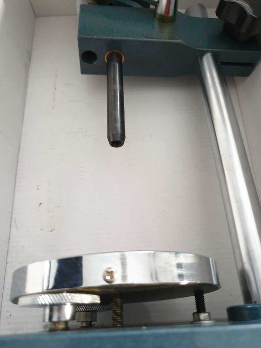 Durômetro mais suporte de bancada da marca Sauter