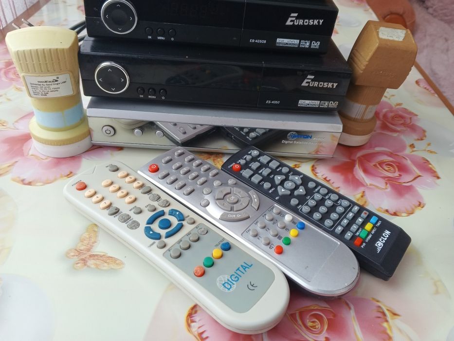 Лот супутникових ресіверів тюнерів.