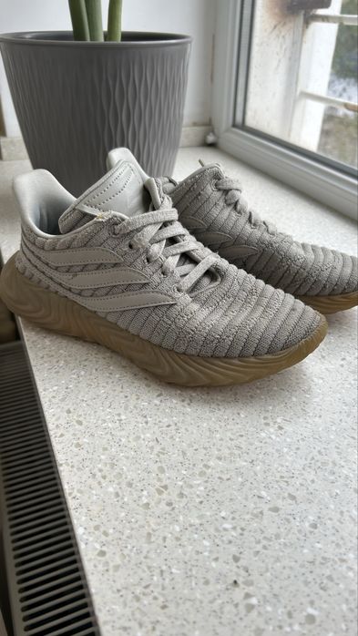 Кросівки Adidas.