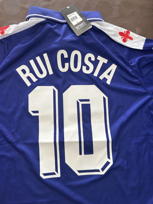 Camisola retro de Rui Costa na Fiorentina por estrear