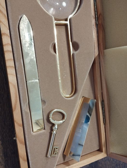 Piękny zestaw gabinetowy na biurko z lupą