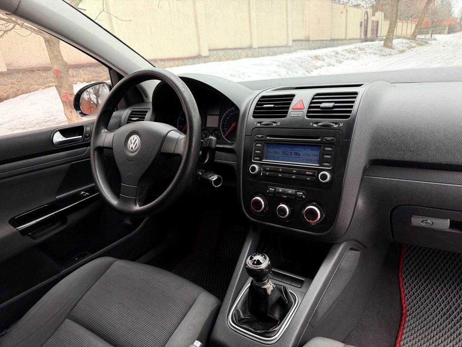 Продам  хорошего Фольксвагена Гольф-5