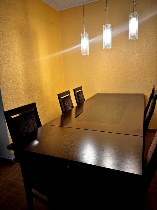 Mesa de Jantar e 6 cadeiras. Madeira escura, Extensível