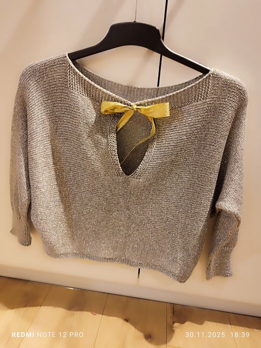 Sweter ze srebrną nitką M