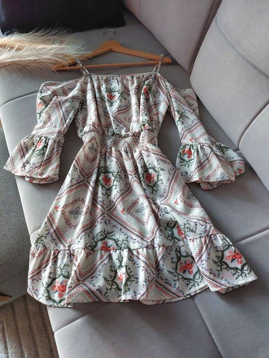 Sukienka z odkrytymi ramionami