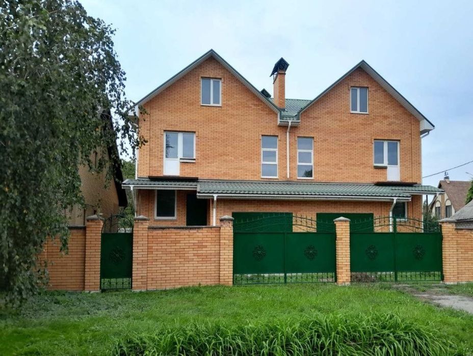 Продаж половини таунхаузу в нагірній частині міста