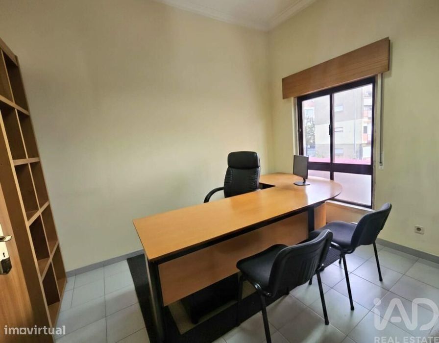 Loja / Estabelecimento Comercial T3 em Agualva E Mira-Sintra de 70,00