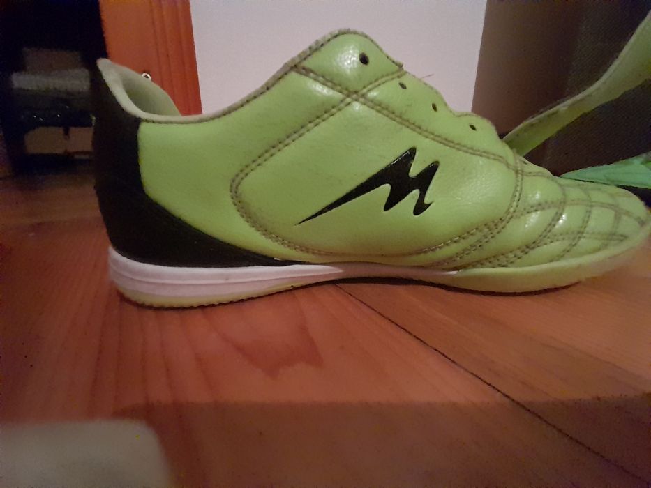 Футбольне взуття.