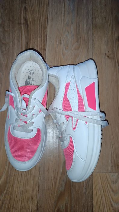 Кросівки  жіночі