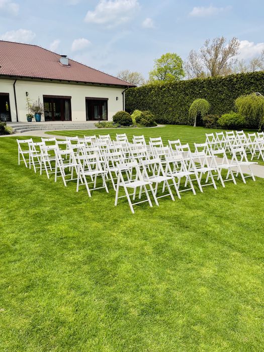 Wynajem krzeseł drewnianych na ślub w plenerze i inne uroczystości