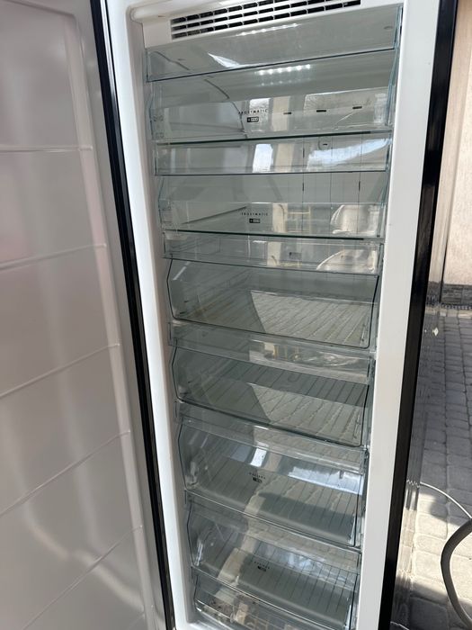 Холодильники та морозильні камери