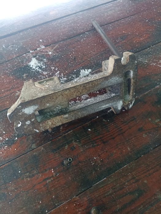 Тиски (лещата)інструмент