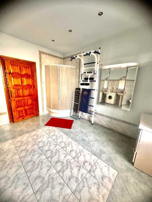 Продаж будинку з великою земельною ділянкою в Брюховичах,