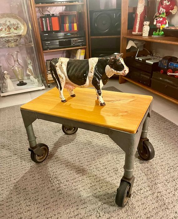 Mesa apoio retro-industrial com rodas metálicas